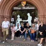 Anlässlich des Jubiläums „300 Jahre Schneewittchen“: Märchenhafte Fenster am Alten Rathaus in Lohr