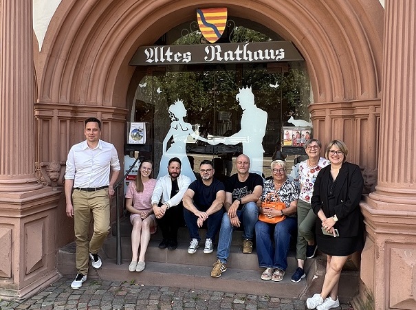 Anlässlich des Jubiläums „300 Jahre Schneewittchen“: Märchenhafte Fenster am Alten Rathaus in Lohr