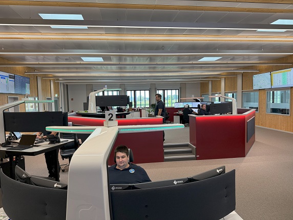 Blick über den Tellerrand: Delegation aus Würzburg informiert sich in Landshut über moderne Leitstellentechnik