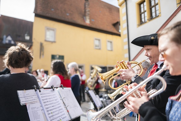 Blasmusik trifft auf Pop & Oldies: Sonntags-Marktplatzkonzerte beim Volkacher Musik-Herbst