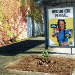 Ein geopferter Kirschlorbeer für Blümchen: Die Schweinfurter Stadtwerke sorgen für den nächsten Schildbürgerstreich