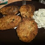 Bleib´ daheim und ess´ zuhaus´: Blumenkohlbratlinge mit würzigem Kräuter-Quark-Dip