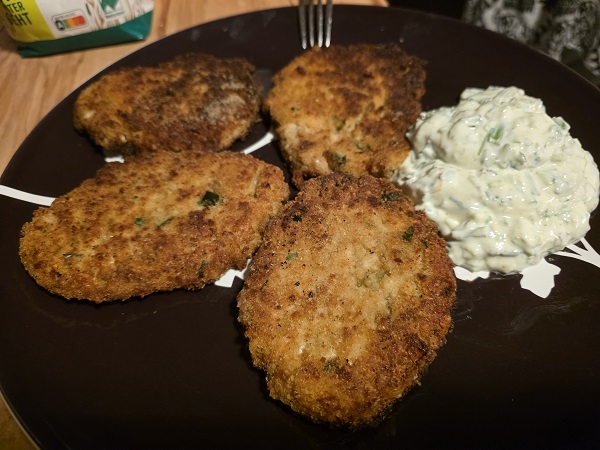 Bleib´ daheim und ess´ zuhaus´: Blumenkohlbratlinge mit würzigem Kräuter-Quark-Dip