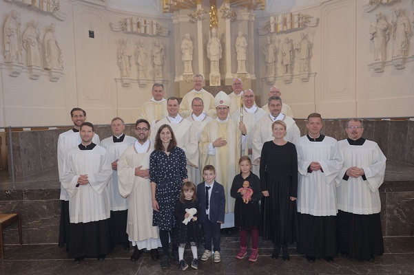 „Macht, was anderen wirklich dient“: Weihbischof Paul Reder weiht im Kiliansdom drei Männer zu Diakonen