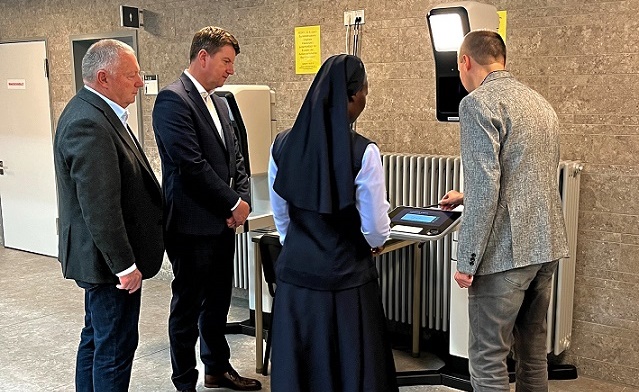 Innenstaatssekretär Sandro Kirchner informiert sich: Die Digitalisierung im Ausländerwesen schreitet weiter voran