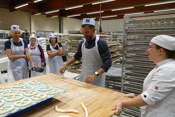 Mit Menschen ins Gespräch kommen: ZdK-Generalsekretär Marc Frings fährt mit dem Rad durch das Bistum