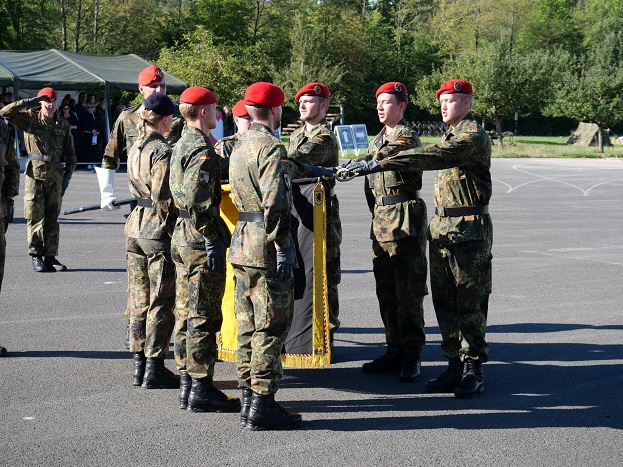 Gemeinsam für Freiheit, Sicherheit und Demokratie: Landrat Thomas Eberth dankt Rekrutinnen und Rekruten der Bundeswehr beim Gelöbnis in Veitshöchheim