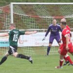 Keine Tore im Bezirksliga-Derby, aber kurzzeitige Sorgen um den Linienrichter – VIELE FOTOS!