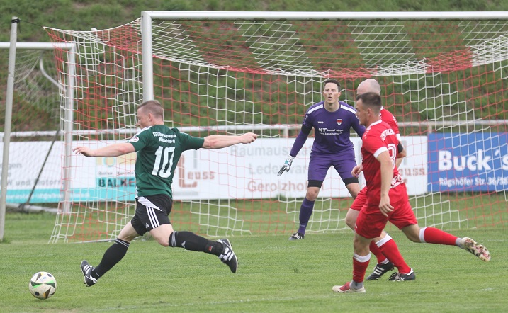 Keine Tore im Bezirksliga-Derby, aber kurzzeitige Sorgen um den Linienrichter – VIELE FOTOS!