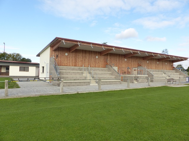 Stolz auf das Erreichte: TSV Grettstadt freut sich über die Fertigstellung der neuen Lagerhalle mit Zuschauertribüne