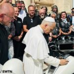 Eine gute Tat für Kinder: Nach der Friedensfahrt der „Jesus-Biker“ nach Rom signierte Papst Leo XIV. das Motorrad
