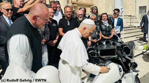 Eine gute Tat für Kinder: Nach der Friedensfahrt der „Jesus-Biker“ nach Rom signierte Papst Leo XIV. das Motorrad