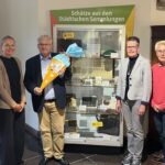 Eine Schultüte zum Renteneinstieg: Die Stadt Kitzingen dankt Professor Dr. Klaus Reder für die Expertise in Sachen Museum