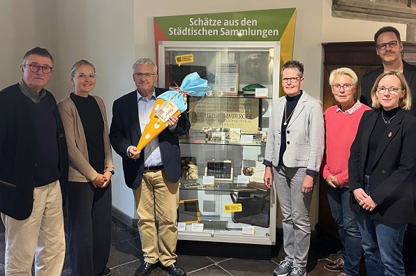 Eine Schultüte zum Renteneinstieg: Die Stadt Kitzingen dankt Professor Dr. Klaus Reder für die Expertise in Sachen Museum