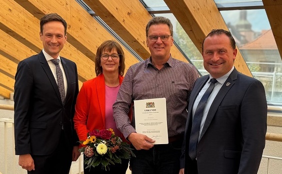 Landrat Florian Töpper händigt Auszeichnung an Harry Ebner für 18-jährige Tätigkeit im Gemeinderat aus