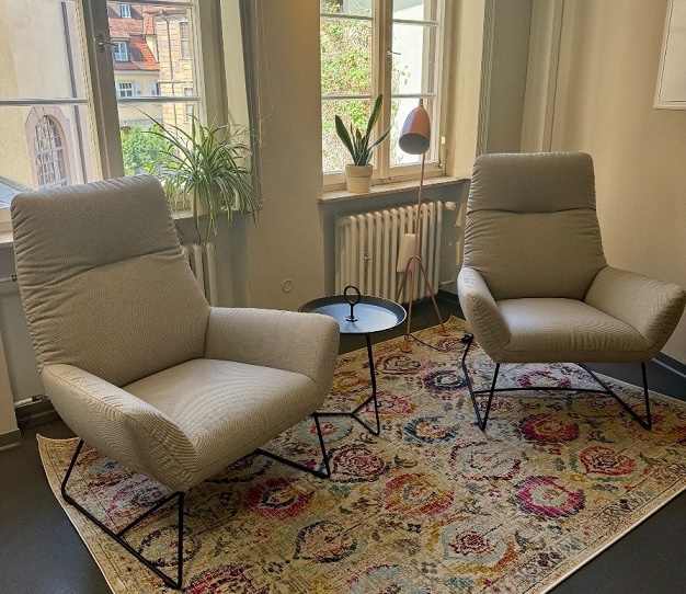 Bestseller, Wohlfühlatmosphäre und verbesserter Bestellservice: Neue Leselounge in der Stadtbücherei