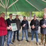 Darauf ein Plüsch-Schwein: Der 63. Hauptsponsor des Schweinfurter Wildparks ist die Gebr. Markewitsch GmbH