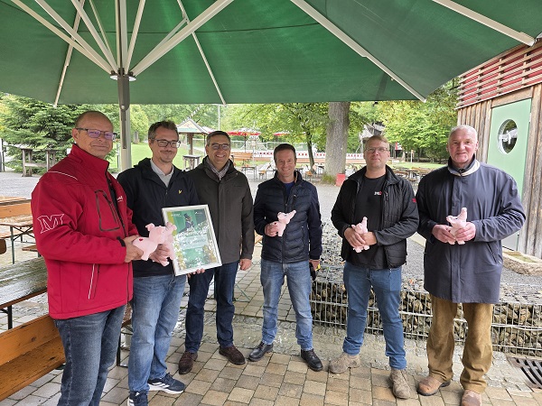 Darauf ein Plüsch-Schwein: Der 63. Hauptsponsor des Schweinfurter Wildparks ist die Gebr. Markewitsch GmbH