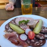 Fahr mal hin und kehr mal ein: Vegetarische Pizza und Brotzeitteller im Brauerei Gasthof Hartleb
