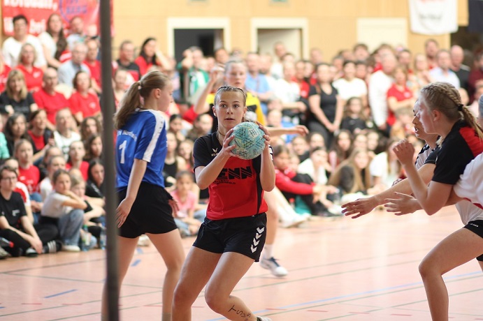 Spitze Zungen: Korbball – oder wie man als Fremder nach Dorfnähe sucht