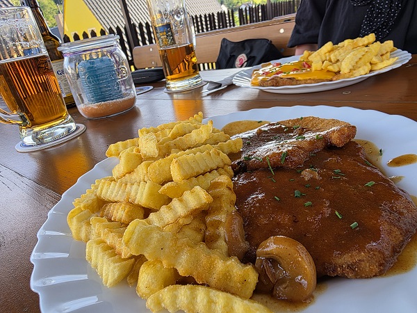 Fahr mal hin und kehr mal ein: Bei Wirtin Anni im Gasthaus Tell zu Schnitzeln mit Pommes