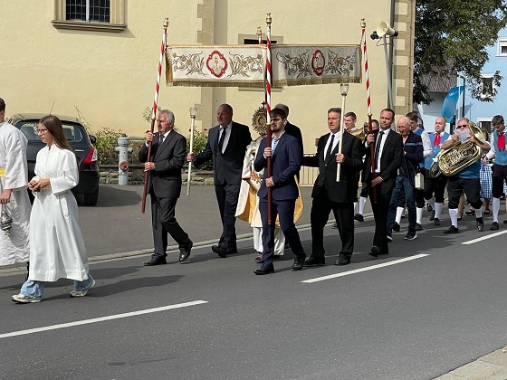 Messe und Umzug durch die Straßen: Kirchengemeinde Dürrfeld feierte ihr Patrozinium „Mariä Geburt“