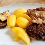 Mittagessen wie Gott in Franken: Fleischküchli mit Salzkartoffeln zu einem Erdinger Weißbier