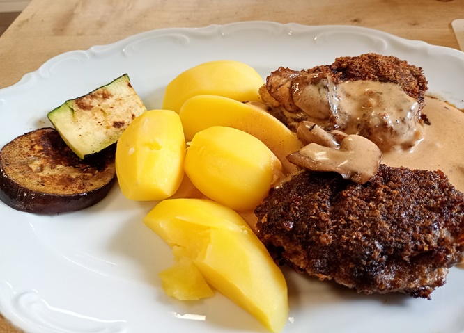 Mittagessen wie Gott in Franken: Fleischküchli mit Salzkartoffeln zu einem Erdinger Weißbier