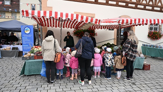 Der Regionalmarkt im Schweinfurter Mainbogen ist ein Anziehungspunkt für Besucher aller Altersgruppen