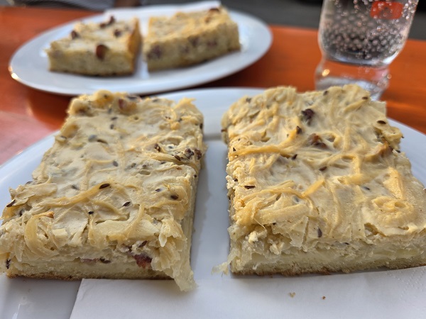 Fahr mal hin und kehr mal ein: Zwiebelkuchen gibt´s leider nur im Frühherbst, das gute Bier aber immer!