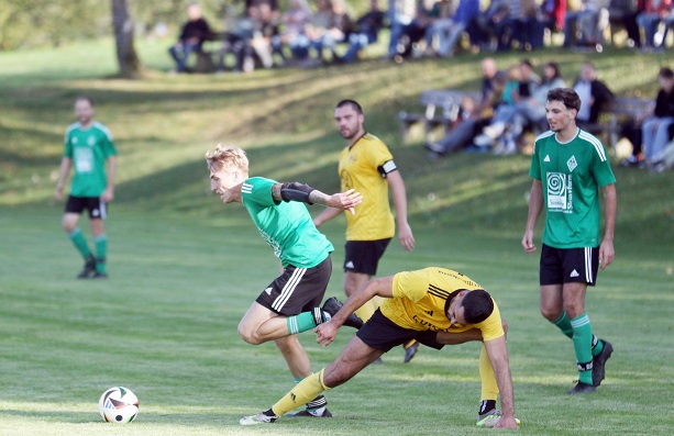 Mit dem sechsten verschiedenen Torwart dieser Saison und mit dem Derbysieg gelingt Schleerieth der Sprung auf Platz eins – FOTOS & VIDEO!