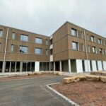 Neuerbautes Schülerwohnheim geht pünktlich zum neuen Schuljahr in Betrieb, offizielle Eröffnungsfeier ist für Ende Oktober 2025 geplant