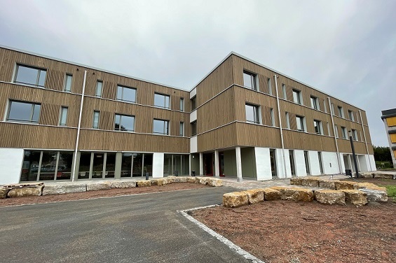 Neuerbautes Schülerwohnheim geht pünktlich zum neuen Schuljahr in Betrieb, offizielle Eröffnungsfeier ist für Ende Oktober 2025 geplant