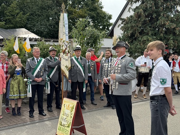 Gründungsmitglied Egon Heinisch wird neuer Rafelder Schützenkönig zum Jubiläumsjahr