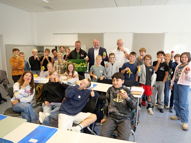 Äpfel und Birnen in Bio-Qualität und fair gehandelte Bananen zum Auftakt der Schulobstaktion am Deutschhaus-Gymnasium