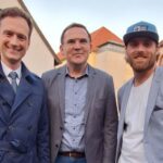 Landrat Florian Töpper beglückwünscht den neu gewählten Schwanfelder Bürgermeister Maximilian Hertlein