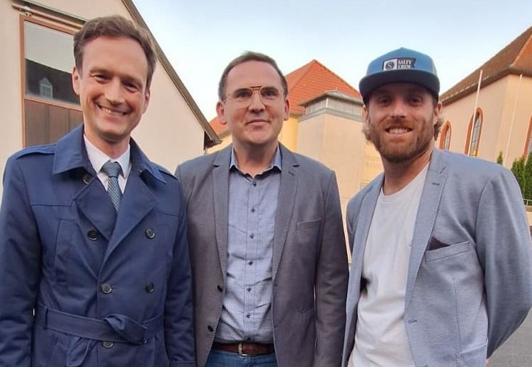 Landrat Florian Töpper beglückwünscht den neu gewählten Schwanfelder Bürgermeister Maximilian Hertlein