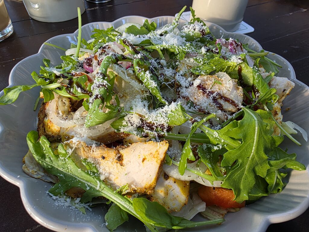Fahr mal hin und kehr mal ein: Der dreifache Geflügelsalat mit Pita und Schwarzbier