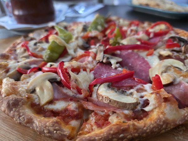 Essen wie Gott in Griechenland: Der Gyros-Salat und die Pizza Spezial bei der TG 48 Schweinfurt