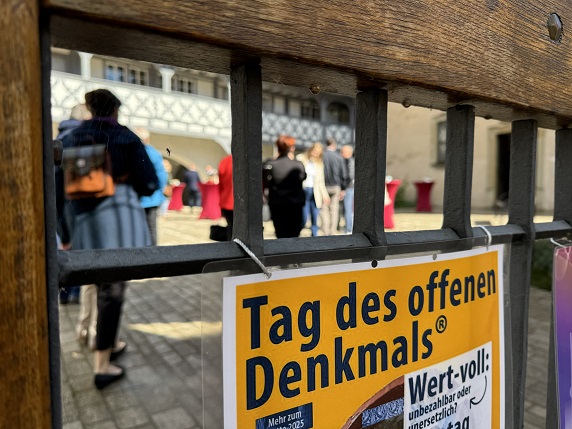 „Unersetzlich oder unbezahlbar?“: Der Landkreis Würzburg macht Baudenkmäler und ihre Hüter sichtbar