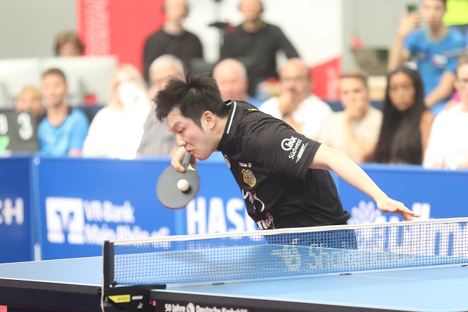 „Chinesen-Volksfest“ in der Shakehands-Arena: So war das Gastspiel von Tischtennis-Superstar Fan Zhendong in Bad Königshofen – FOTOS & VIDEO!