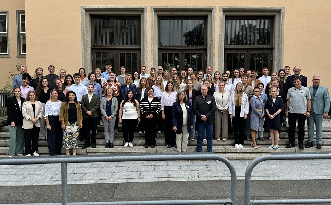 51 neue Lehrerinnen und Lehrer für Stadt und Landkreis Würzburg vereidigt und bereit für die beste Achterbahnfahrt ihres Lebens