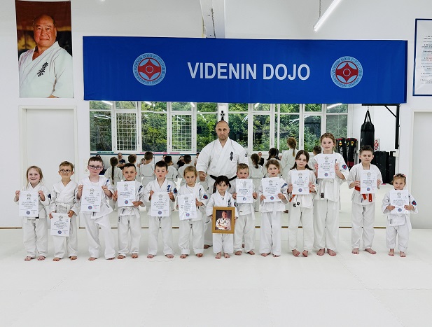 Kyokushin Karate: Viele Kinder bestehen erfolgreich ihre Gürtelprüfung