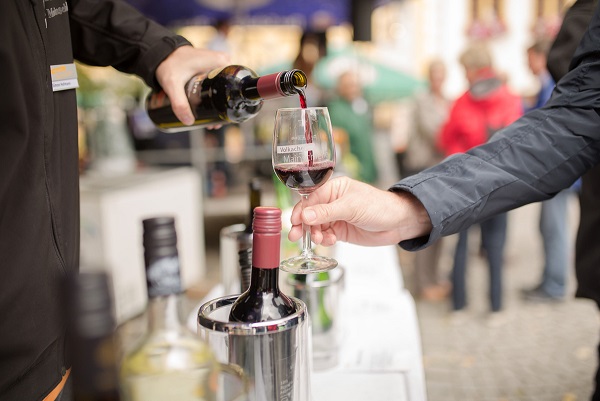 Weinleseparty und Weintasting: Volkachs Marktplatz verwandelt sich in die größte Freiluft-Vinothek der Mainschleife