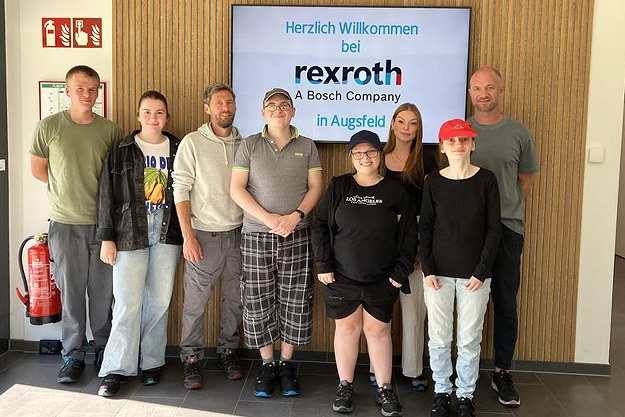 Inklusiver Azubi-Austausch: Bosch Rexroth und Augsfelder Lebenshilfe-Werkstatt schauen einander über die Schulter