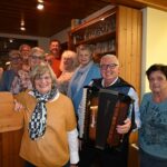 Senioren voller Begeisterung beim Wirtshaussingen: Musiker Bernhard Schäfer hatte genau den richtigen Fühler