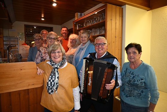 Senioren voller Begeisterung beim Wirtshaussingen: Musiker Bernhard Schäfer hatte genau den richtigen Fühler