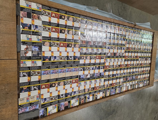 Zoll enttarnt aufwendiges Schmuggelversteck und entdeckt 15.000 Stück unversteuerte Zigaretten bei einer Fahrzeugkontrolle