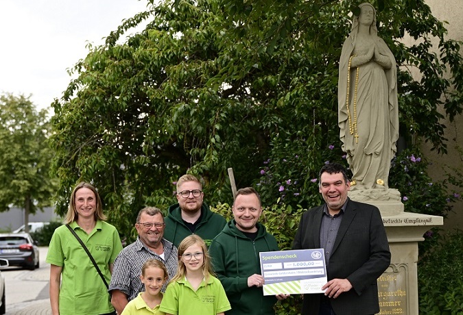 Die Geldersheimer Theatergruppe spendete 1000 Euro für die Bildstocksanierung der Marienfigur