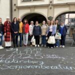 Bunte Botschaften auf der Straße machten auf den Internationalen Tag der älteren Menschen aufmerksam